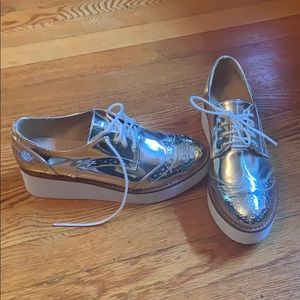 NWT Aldo gold sneaker shoe